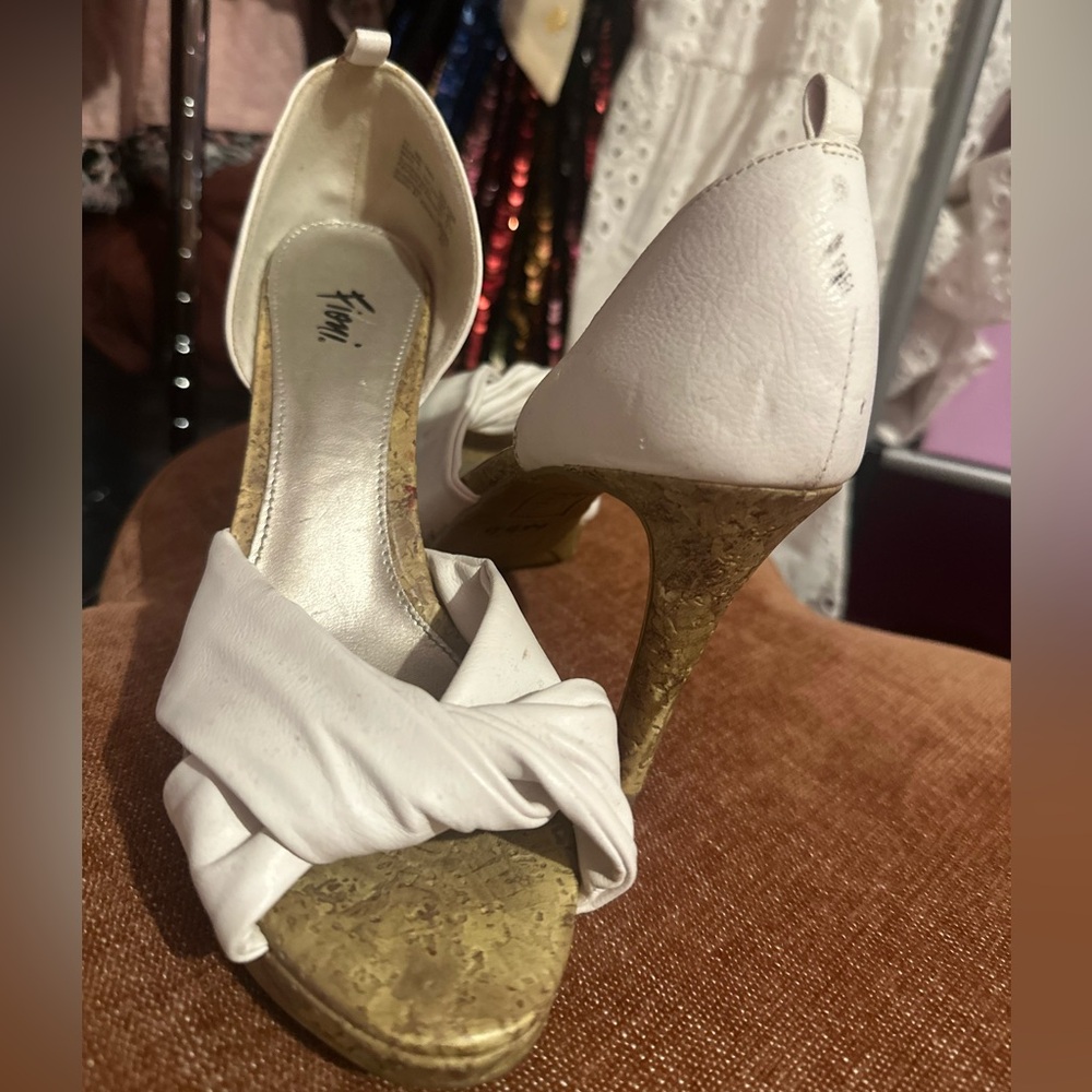 Fioni Women’s Elegant White/Tan Heels - Picture 3 of 4